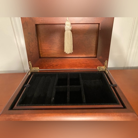 Vintage Bombay Co solid wood velvet lined jewelry box,removable tray,plays music - Picture 8 of 13